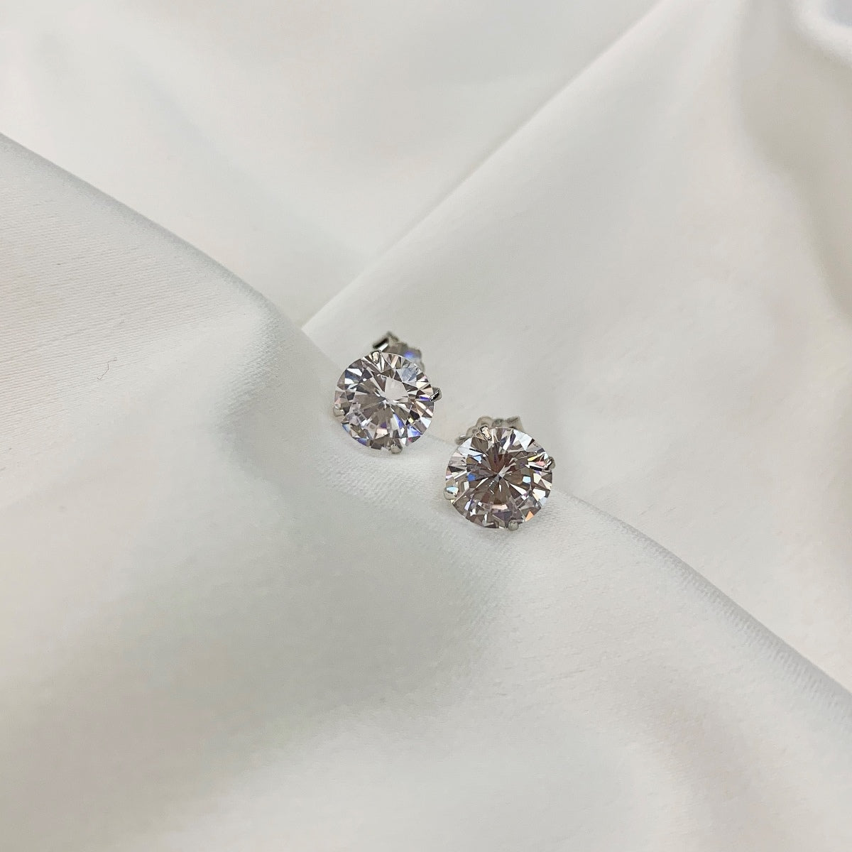 [Lumi Jewels]Stylish Shiny Round Center Stone Stud Earrings