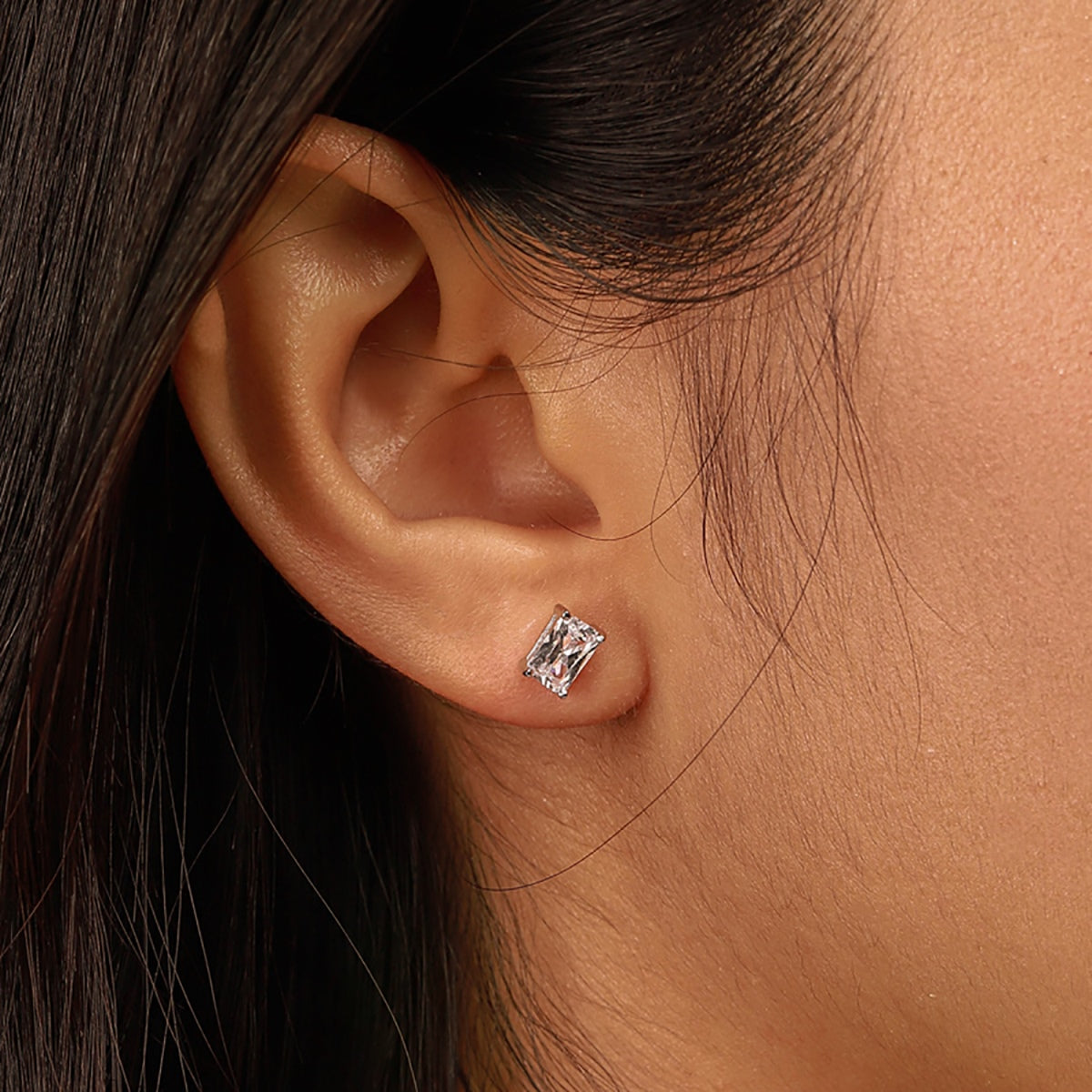 [Lumi Jewels]Stylish Shiny Rectangular Center Stone Stud Earrings