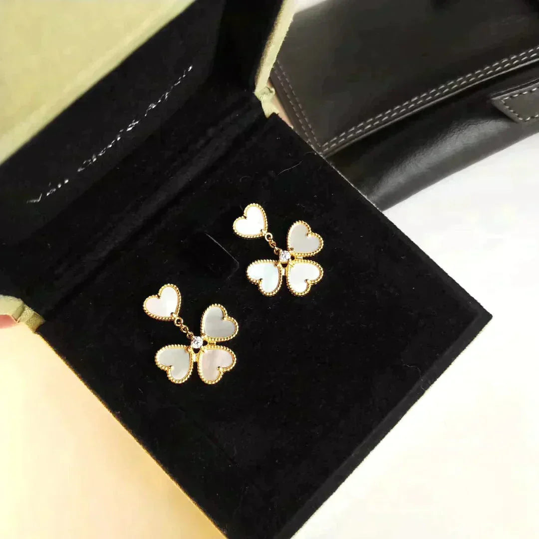 [Lumi Jewels]BOUCLES D'OREILLES TRÈFLE DOUX NACRE BLANCHE