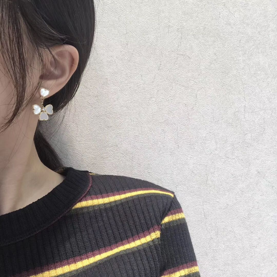 [Lumi Jewels]BOUCLES D'OREILLES TRÈFLE DOUX NACRE BLANCHE