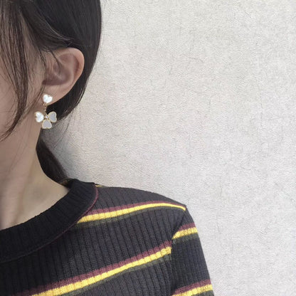 [Lumi Jewels]BOUCLES D'OREILLES TRÈFLE DOUX NACRE BLANCHE