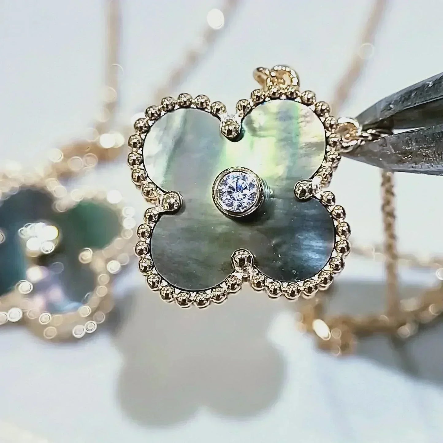 [Lumi Jewels]COLLIER TRÈFLE 15 MM DIAMANT ET NACRE GRISE