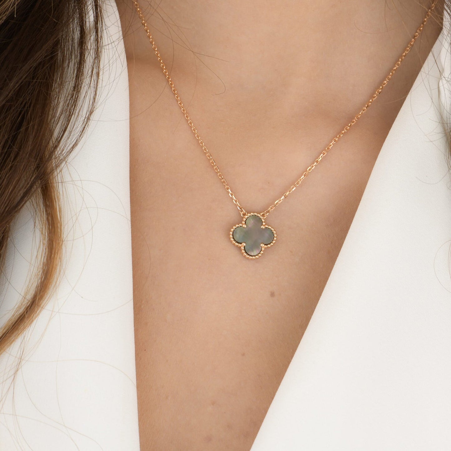 [Lumi Jewels] COLLIER TRÈFLE 15 MM NACRE GRISE