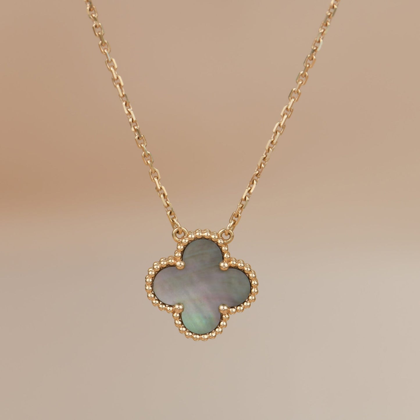[Lumi Jewels] COLLIER TRÈFLE 15 MM NACRE GRISE