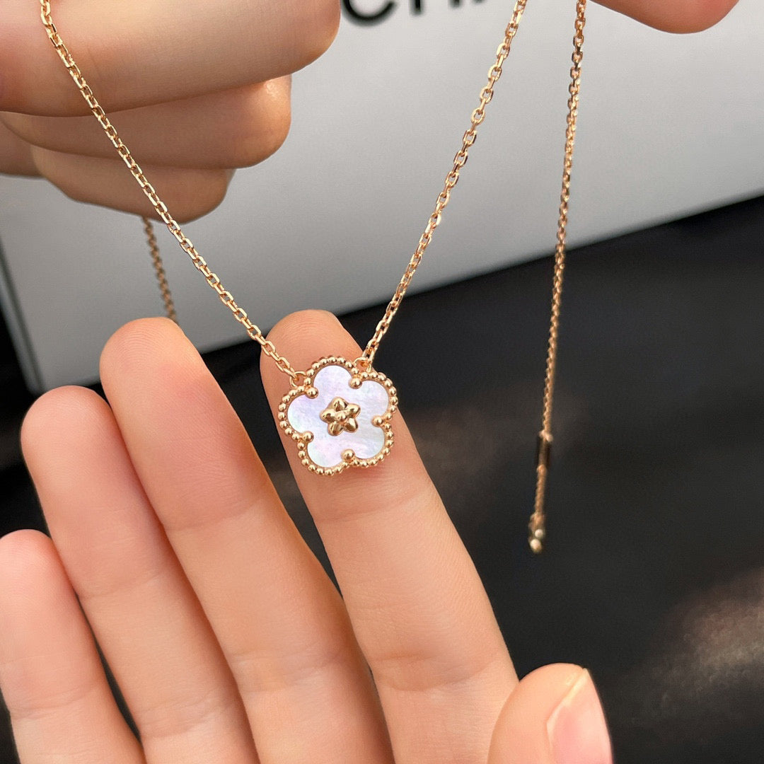 [Lumi Jewels]COLLIER FLEUR DE PRUNIER EN NACRE BLANCHE LUCKY