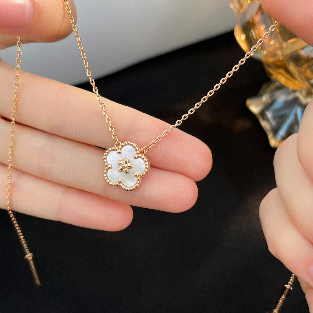[Lumi Jewels]COLLIER FLEUR DE PRUNIER EN NACRE BLANCHE LUCKY