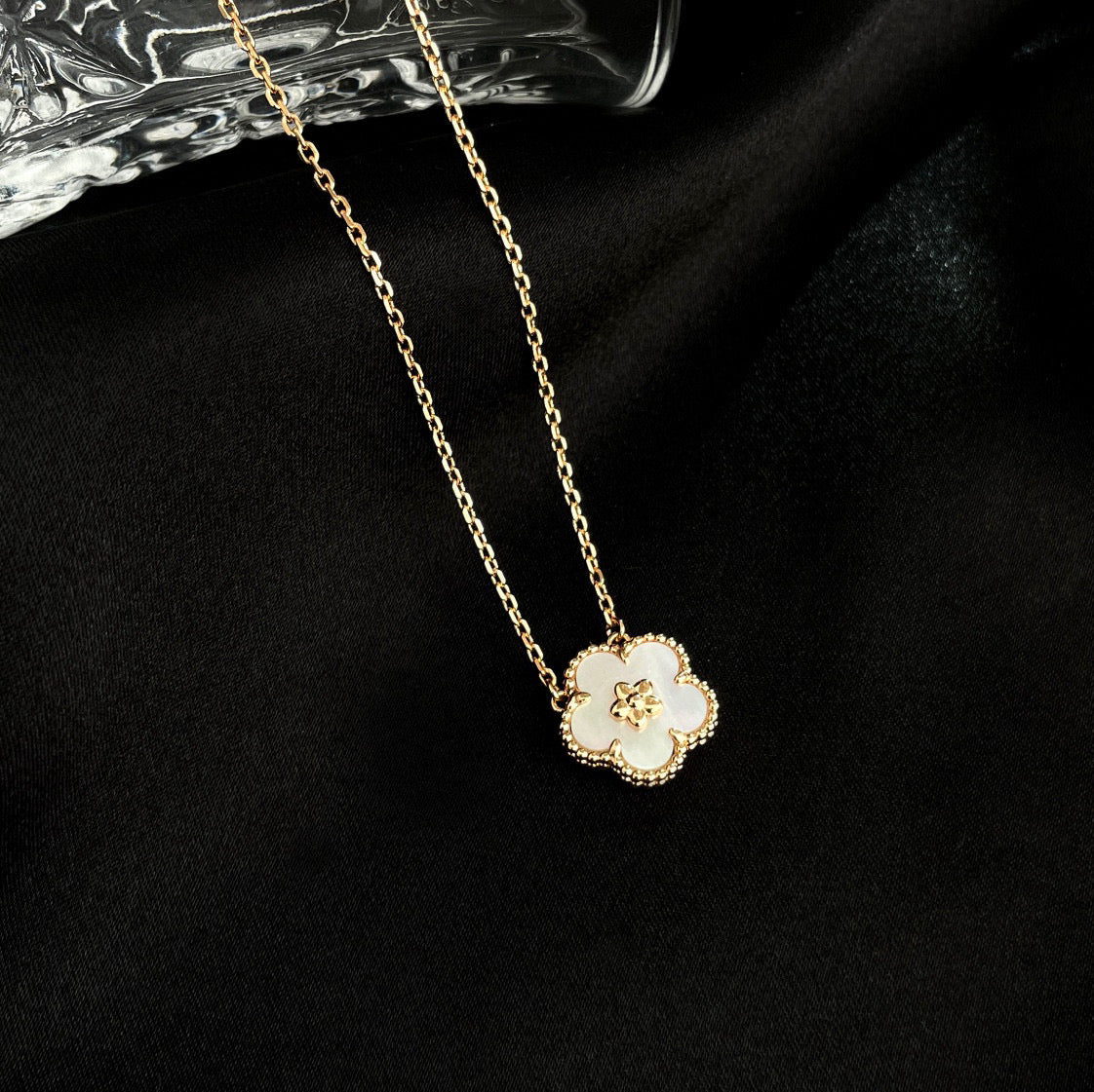 [Lumi Jewels]COLLIER FLEUR DE PRUNIER EN NACRE BLANCHE LUCKY