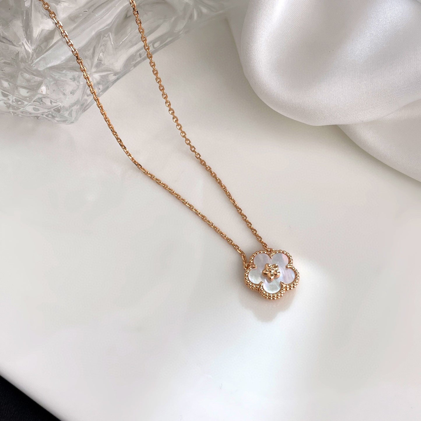 [Lumi Jewels]COLLIER FLEUR DE PRUNIER EN NACRE BLANCHE LUCKY