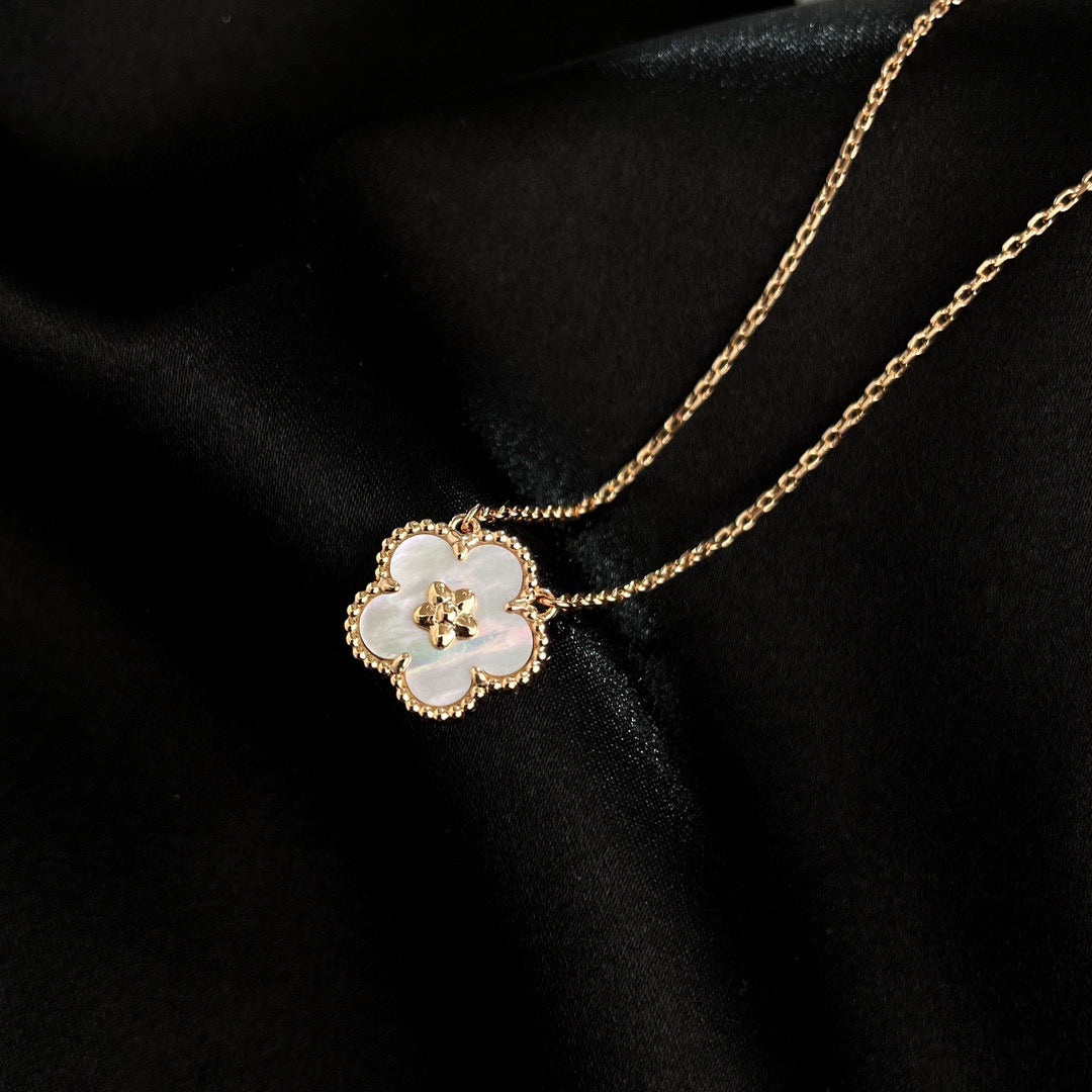 [Lumi Jewels]COLLIER FLEUR DE PRUNIER EN NACRE BLANCHE LUCKY