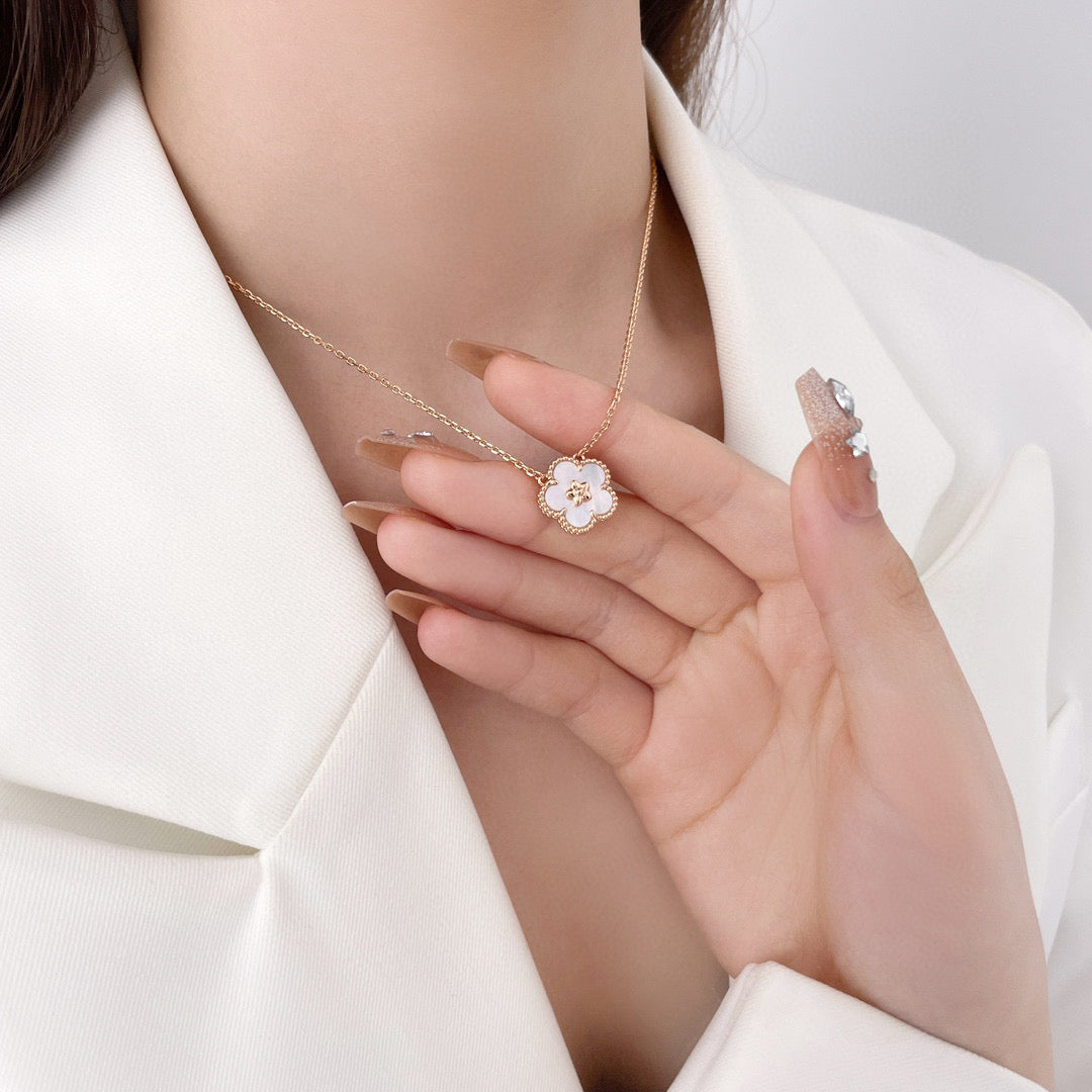 [Lumi Jewels]COLLIER FLEUR DE PRUNIER EN NACRE BLANCHE LUCKY