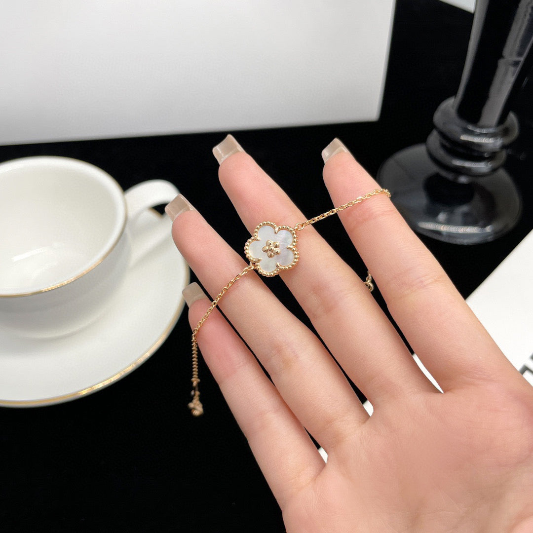 [Lumi Jewels]COLLIER FLEUR DE PRUNIER EN NACRE BLANCHE LUCKY