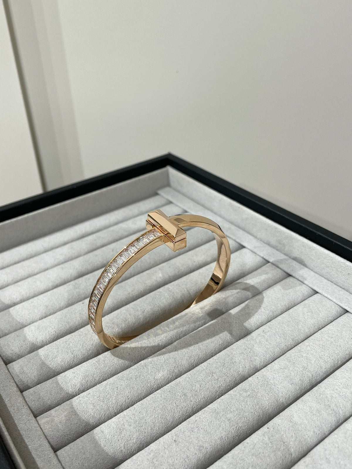 [Lumi Jewelry]WIDE HINGED BANGLE PINK GOLD WITH BAGUETTE DIAMONDS
